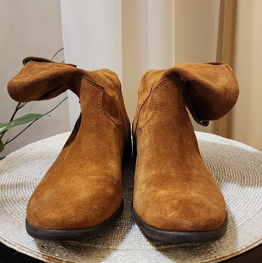 NWT.Vince Camuto Boots 7.5M Western Style Ankle Booties Cogniac Suede Pull On - Picture 3 of 6